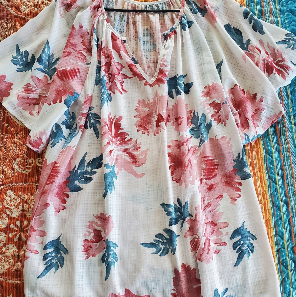 Floral lightweight flare short sleeve top